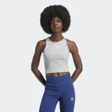 Musculosa ajustada gris de adidas, con tejido de punto acanalado y espalda de nadador.