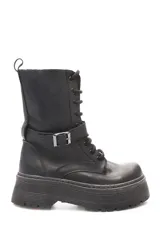 Borcego alto acordonado con plataforma, capellada en cuero negro y detalle de hebilla lateral.