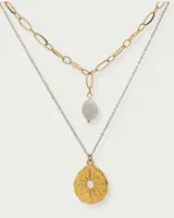 Colgante doble dorado con cadena de eslabones grandes y cadena fina. Incluye dije de perla de imitación y dije redondo con diseño de destello.