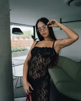 Vestido largo de encaje negro con breteles finos y forro interno tipo body.