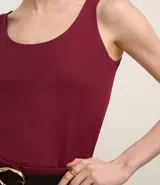 Musculosa azul marino de poliamida con escote en U y breteles anchos.