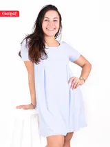 Vestido corto lila de corte suelto y mangas cortas.