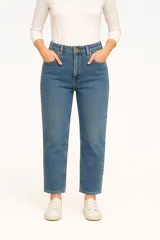 Pantalón de jean azul de corte recto, tiro medio y calce slim fit.
