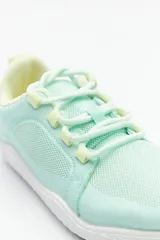 Zapatillas barefoot color celeste con interior amarillo y suela blanca.