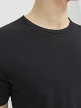 Camiseta negra de manga corta con cuello redondo y corte ajustado.