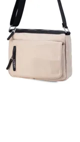 Bandolera color beige de nylon, con correa larga negra regulable. Tiene un bolsillo delantero con tapa, dos bolsillos internos (uno con cierre) y un bolsillo trasero.