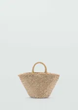 Bolso tipo shopper de paja color beige, con doble asa de mano y diseño tejido.