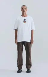 Remera blanca de algodón con cuello redondo y corte oversize. Estampado frontal de Mickey Mouse andando en skate.