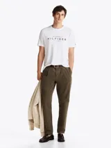 Remera blanca de algodón con cuello redondo y logo de Tommy Hilfiger estampado en el pecho.