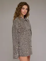 Chaqueta de jean oversize con estampado animal print, cuello solapa, abertura central con botones metálicos y bolsillos delanteros.