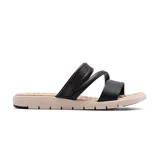 Sandalias bajas negras con dos tiras anchas sobre el empeine, una lisa y otra con textura. Suela color beige con diseño antideslizante.