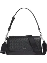 Cartera de hombro negra con estampado del logo de Calvin Klein en toda la superficie. Tiene correa de hombro ajustable y correa bandolera ancha extraíble.