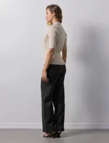 Blusa en tejido acanalado color beige, marca Rio & Rian. Cuello solapa y escote en V en tejido calado.