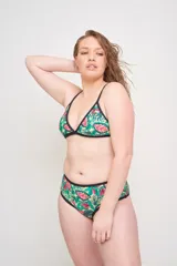 Conjunto de bikini con corpiño triangular con tirantes finos y bombacha clásica, ambos con estampado animal print multicolor y ribetes negros.