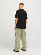 Pantalón cargo color beige, de pierna ancha, tiro medio alto y fit amplio. Cuenta con bolsillos delanteros, traseros y laterales, además de puños ajustables con cordón. Cierre con cremallera.