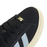 Championes Adidas Grand Court Alpha negros con las tres tiras laterales en celeste y detalle dorado en el talón.