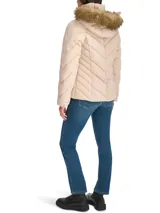 Campera beige acolchada con cierre frontal y capucha con borde de piel sintética.