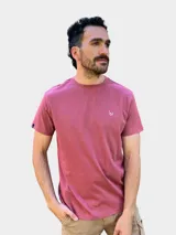 Remera gris de manga corta con cuello redondo y logo bordado pequeño en el pecho.