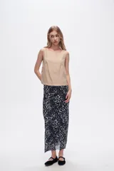 Falda midi de corte recto con estampado animal print en tonos grises y negros.