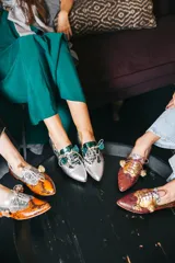 Zapato blucher de cuero con estampado animal print en tonos naranja y plateado, con cordones y detalle de borlas.