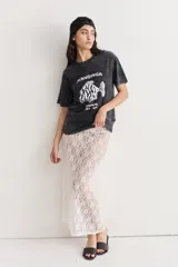 Falda midi de encaje color blanco, con cintura elástica.