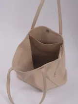 Bolso tote color beige de cuero, con broche, bolsillo interior y porta llaves.