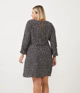 Vestido corto de viscosa con estampado de corazones, cuello redondo, manga larga, elástico en la cintura y botón en el puño.