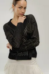 Sweater calado negro con escote en V y bordados dorados con motivos marinos.