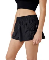 Short deportivo negro de calce fluido, tiro alto con cintura elástica fruncida y delicados pliegues que aportan movimiento.