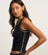 Musculosa negra de algodón con cuello redondo y frisos contrastantes en blanco en el cuello y las sisas.