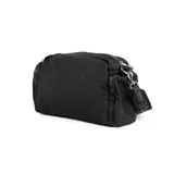 Bandolera negra de poliéster con diseño rectangular, correa regulable con logo de la marca y herrajes plateados. Tiene un compartimento principal con cierre, un bolsillo interno con cierre, un bolsillo externo con cierre y dos bolsillos externos abiertos.