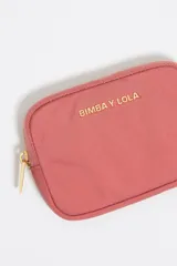Monedero negro de nylon con logo metálico Bimba y Lola. Tiene estructura blanda y bolsillo interior doble.