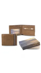 Billetera marrón de cuero liso con banda elástica tricolor. Interior con compartimento para billetes, visor y tarjeteros.