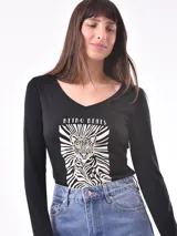 Remera negra de manga larga con estampa de flor en el frente.