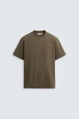 Camiseta color marrón con corte boxy fit, cuello redondo y mangas cortas.