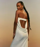 Vestido midi de satén blanco, sin breteles, con escote drapeado en la espalda y tira elástica.