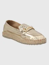 Mocasines color verde con detalle de hebilla dorada y suela de yute.