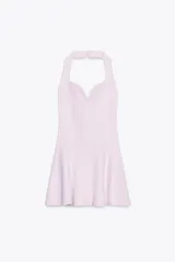 Vestido corto blanco de tejido de punto elástico, con cuello halter, escote corazón y cierre con botones en el cuello.