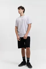 Remera básica de algodón color lila, con cuello redondo y logo bordado en el pecho.