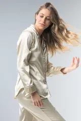 Pijama de satén celeste con vivos en contraste. Incluye camisa de manga larga con botones y pantalón recto con elástico y lazo en la cintura.