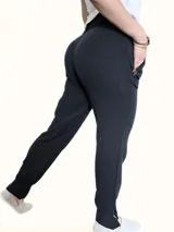 Pantalón celeste de lino con pinzas en la cintura, bolsillos laterales y corte a la altura del tobillo con aberturas laterales.