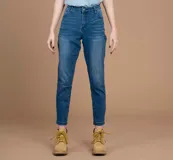 Pantalón de jean gris oscuro, corte skinny y tiro medio.