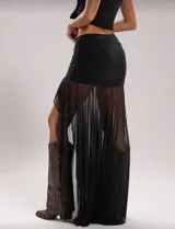 Falda larga negra de tiro bajo, con frunce en la cintura y abertura lateral. Confeccionada en tejido de red semitransparente.