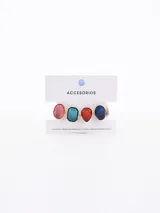 Set de cuatro anillos dorados con piedras de colores: rosa, verde, rojo y azul.