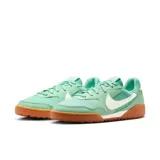 Championes Nike Terra Manta de mujer, color verde agua con detalles en blanco y suela color caramelo.