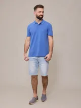 Bermuda de jean elastizado celeste, corte a la rodilla y tiro medio.