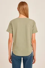 Remera color verde oliva de corte holgado, con cuello redondo y mangas cortas con dobladillo.