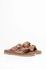 Sandalias marrones de cuero vacuno con doble tira y hebillas metálicas ajustables.