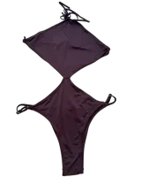 Traje de baño enterizo estilo trikini color chocolate, con tiras finas ajustables en la parte superior y reguladores en la bombacha.