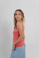 Musculosa amarilla de hilo con brillo sutil, de calce ajustado y breteles finos.